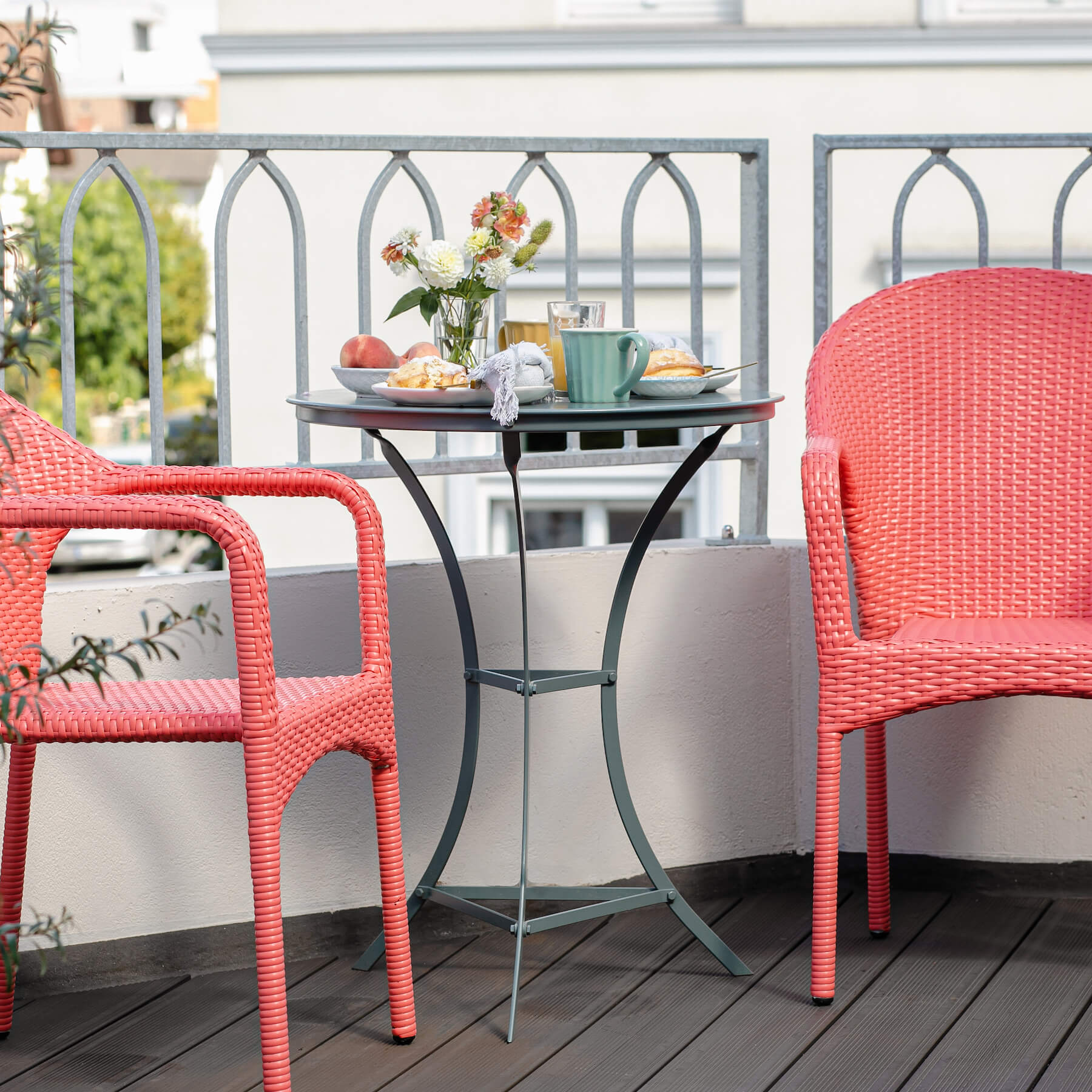 EPIOIA Tisch Vorderansicht in Ash mit ENVIGO Stuhl in Peach